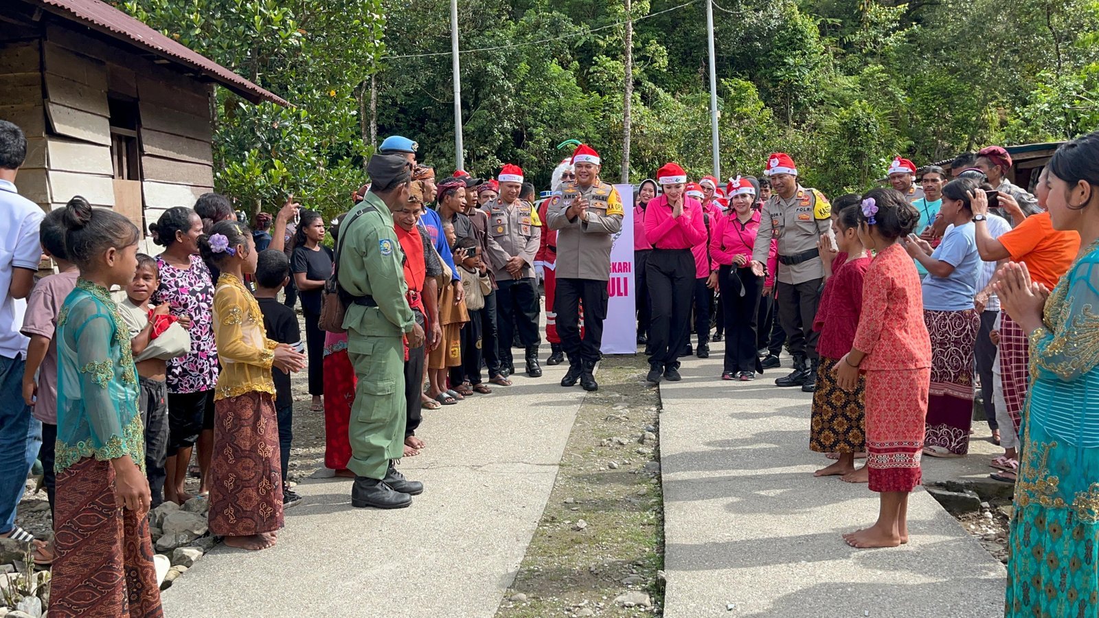 Safari Santa Claus Polres BurseL, Merawat Sukacita Natal