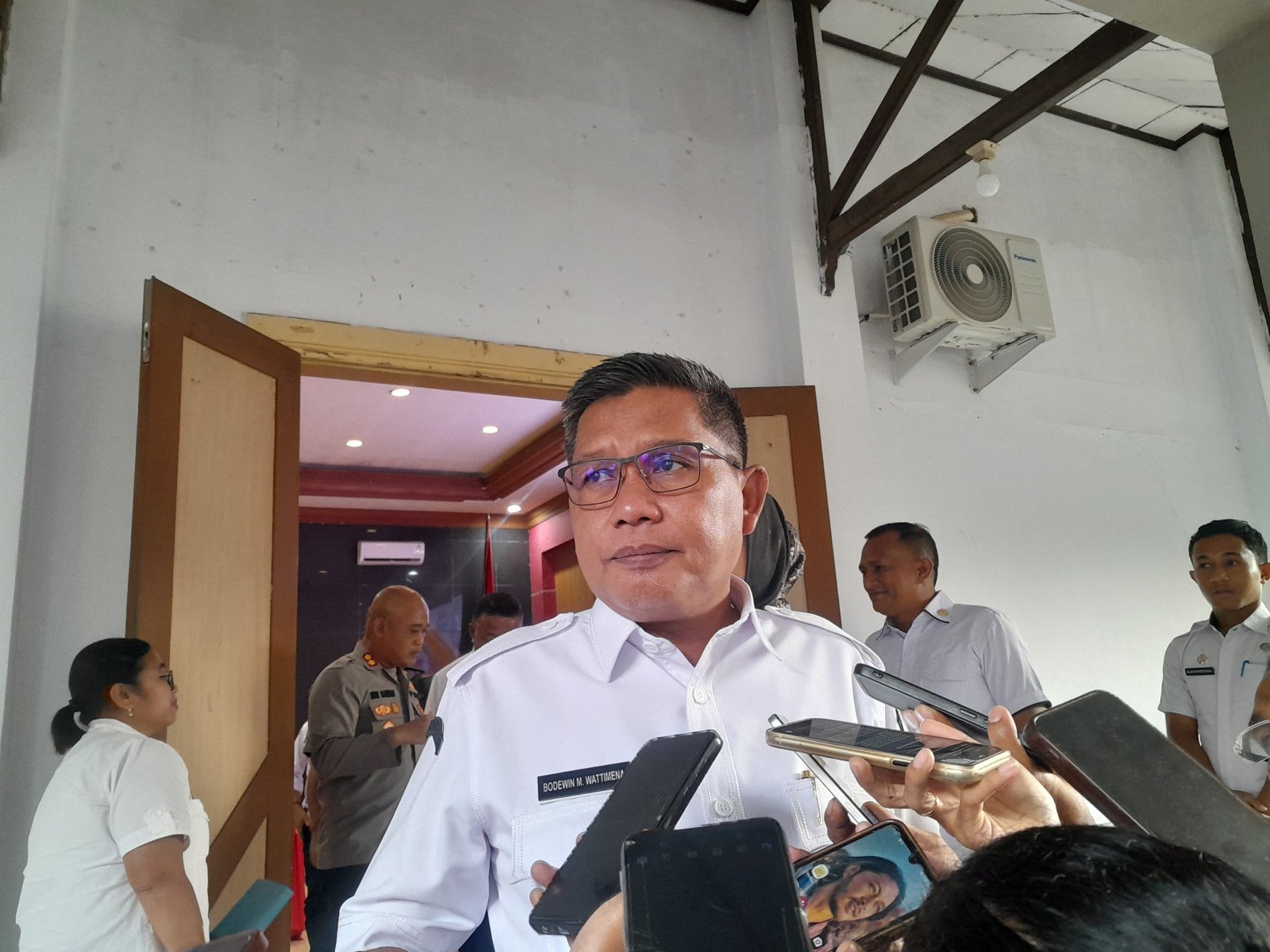 Walikota Ambon Ungkap Krisis Keuangan Daerah, Siapkan Dnda Rp 1 Juta bagi Pembuang Sampah Sembarangan