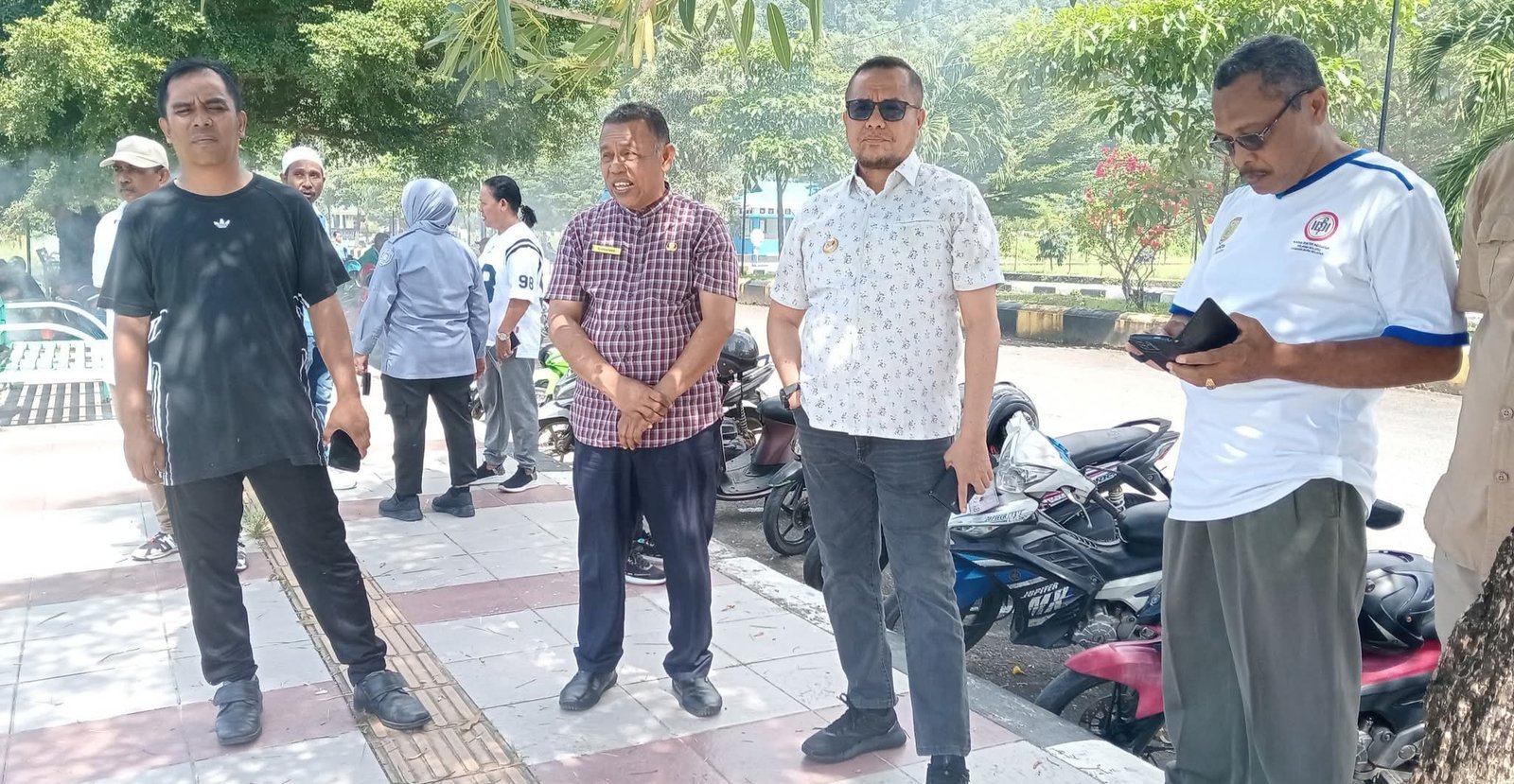 Bupati BurseL Pantau Kerja Bakti Jumat Pagi, Siapkan Kota Namrole Menuju Penilaian Adipura 2025