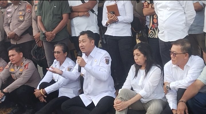 Dipolisikan Oleh Bupati Ricky Jauwerissa, Pendemo Doakn Umur Panjang Bagi Pemimpin Mereka