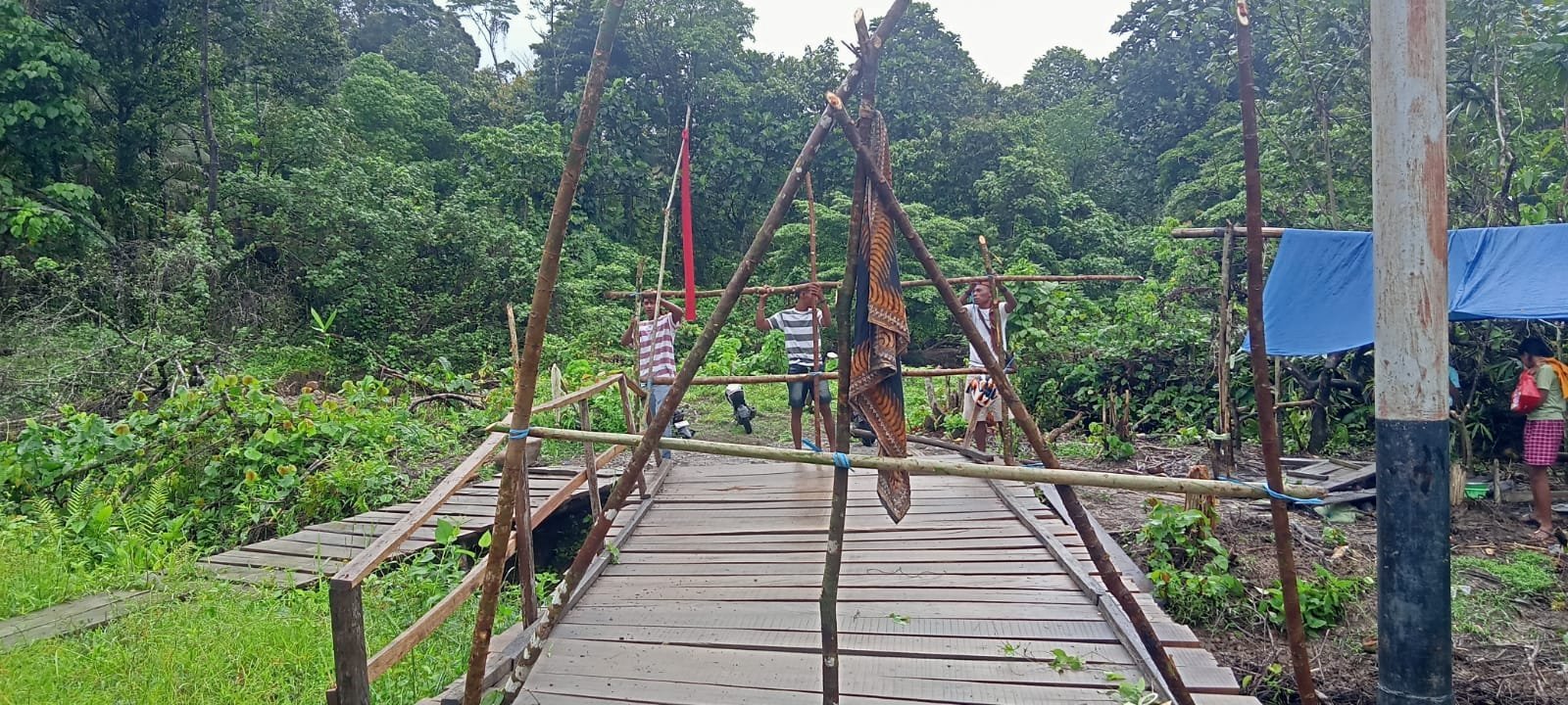 Keluarga Latbual Buka Palang Jembatan Kilo 5, Tegaskan Proses Hukum Tetap Berlanjut