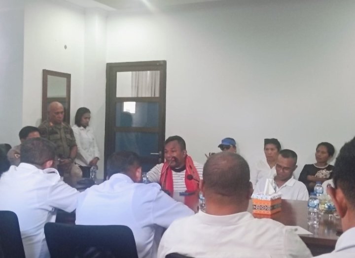 Bleng, Hearing Bersama PPPK Paru Waktu, Bupati Ricky Jawerisa Bongkar Aib DPRD 