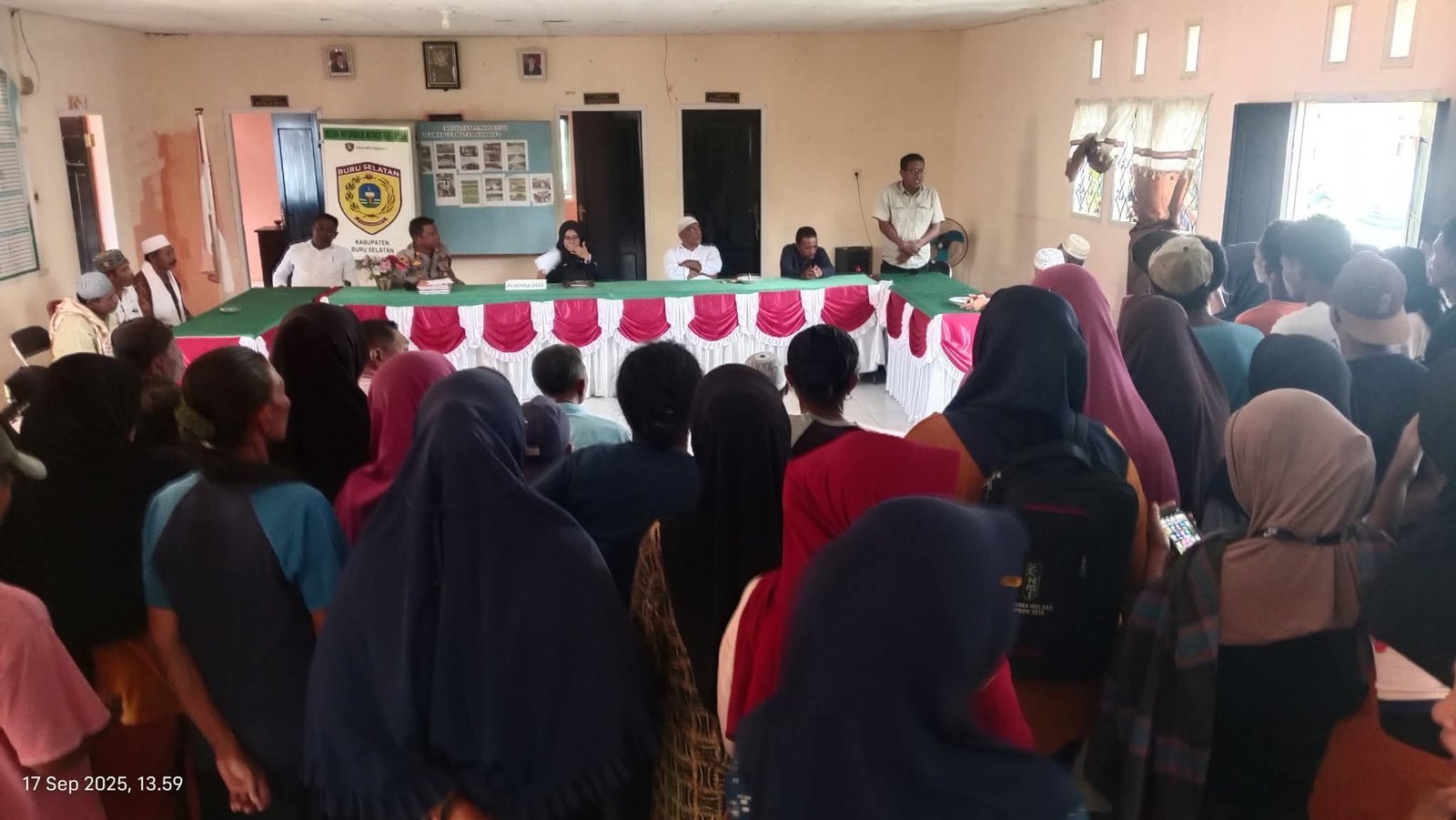 Pergantian Pejabat Desa Oki Lama: Keputusan Sarat Politik, Masyarakat Menuding Bupati La Hamidi Bermain
